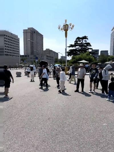 6.22梁靖崑北京陪媳妇逛军事博物馆！甜甜看你那怂样哈哈哈！给老婆打伞咋那么不