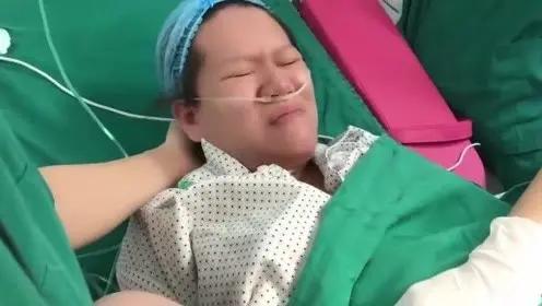 姐夫是混蛋妹妹在妇幼院产房生小孩，分娩时疼痛难忍受不了，嚎啕大哭不止。姐姐心