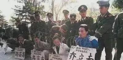 1995年，“全国散打冠军”乔立夫，被押往了东莞郊外刑场，镜头里的他虽然五花大绑