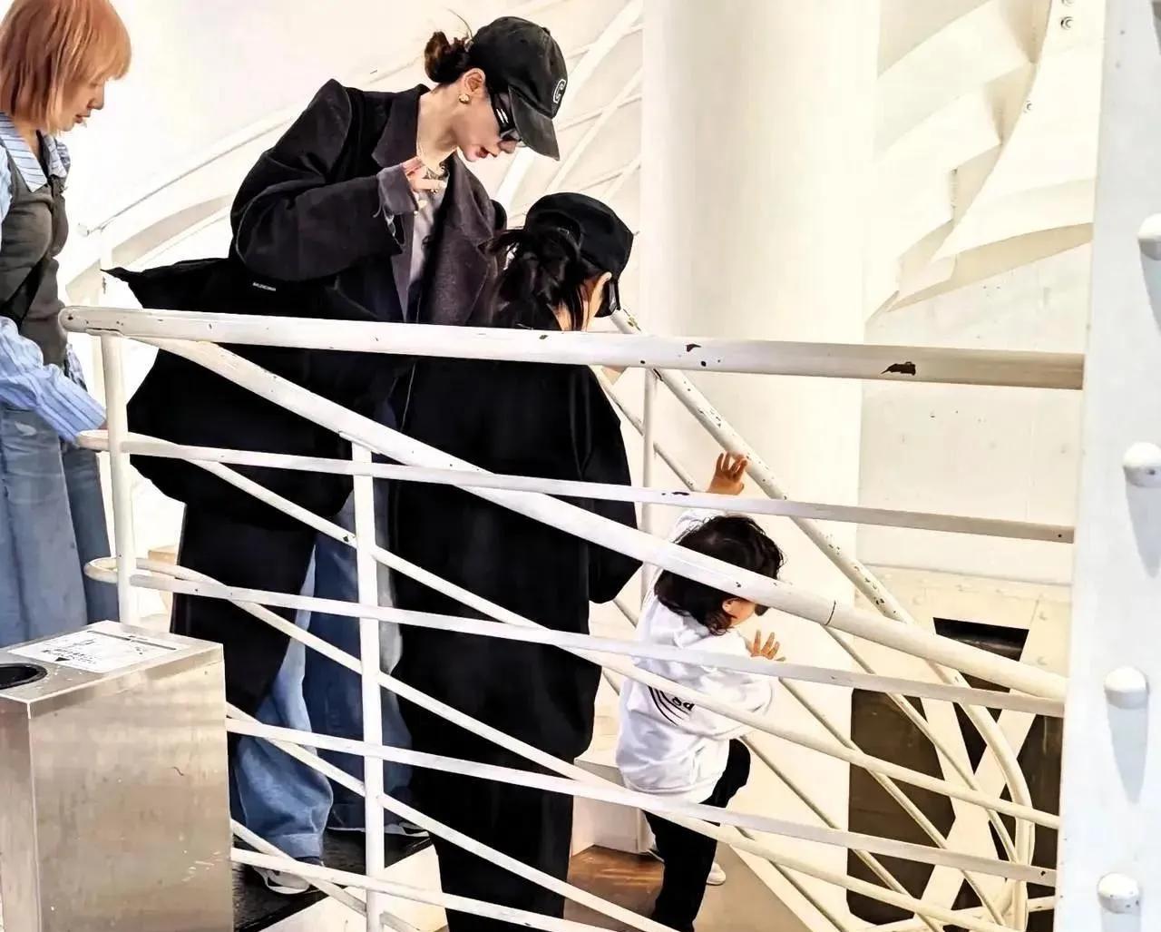 戚薇李承铉两口子在东京旅行，小儿子真的超可爱！女儿超像老爸李承铉，甜酷小美女！不