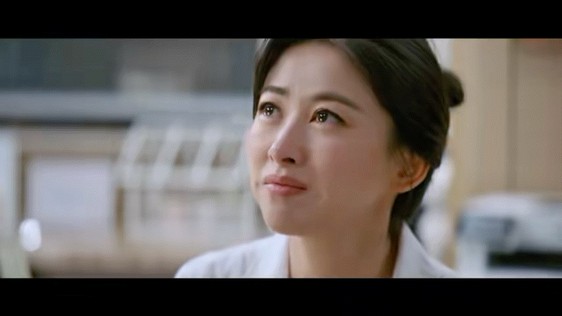 这一幕真的让人共情到不行，从震惊到理解，再到情绪崩溃，每一个细节都拿捏到位。泛红