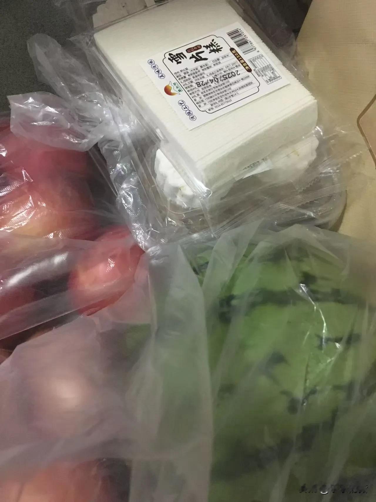 母亲节的清单:给妈妈买一条裤子99元，给哥哥买一件短袖299元，买了水果糕点12