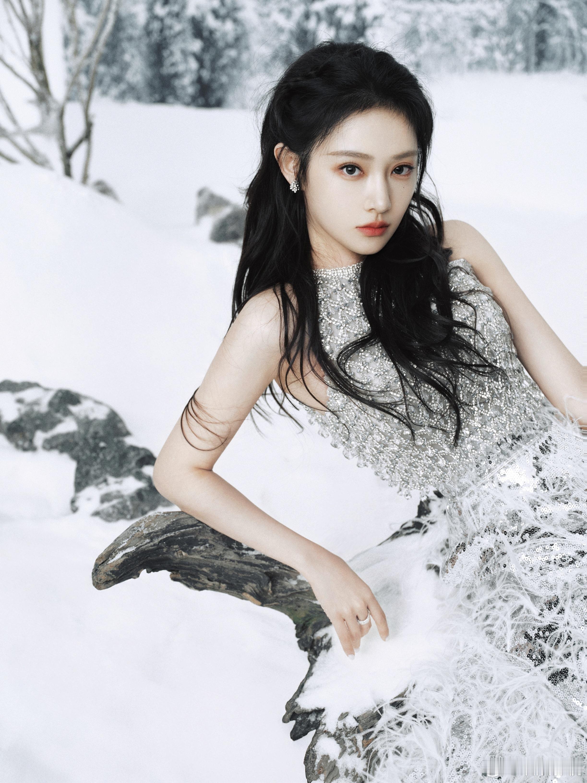 雪絮漫裹冬境，裙角飘漾星芒。欢娱影视演员最新写真今日释出！