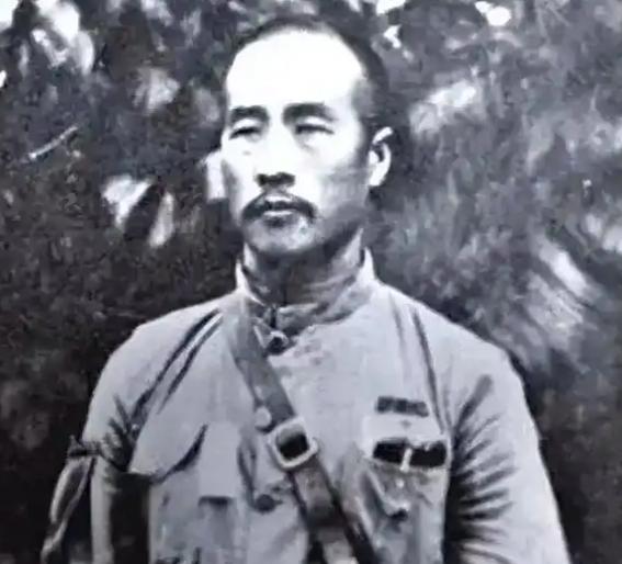 1938年，国民党上将韩复渠将要被执行死刑，当郑洞国见到韩复渠的妻子高艺珍时，她