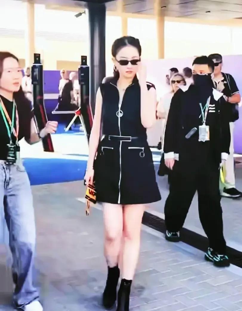 那天机场镜头扫到她的时候。我居然愣了两秒。这哪是“瘦了”啊，是整个人都“亮”