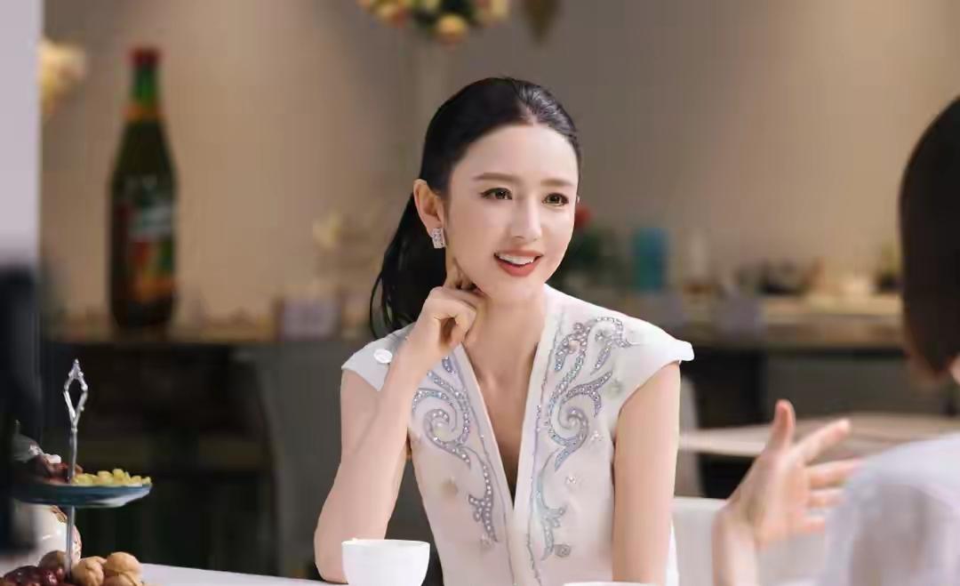 佟丽娅带着鲁豫来到北京，造访相识30年的发小开的新疆餐厅。餐桌上摆着烤包子、大