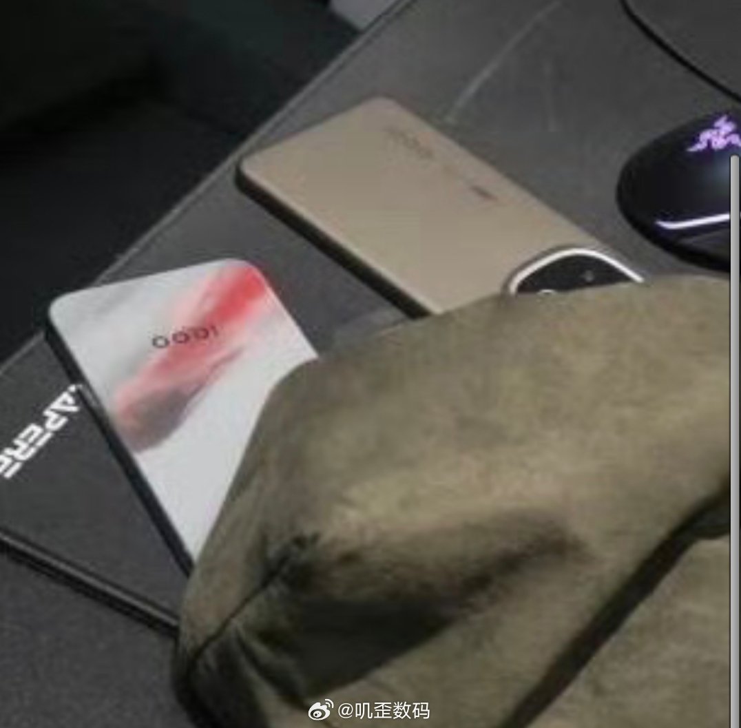 iQOO15官方爆料图，看起来没有什么改变啊，还是之前的那套模具？​​​