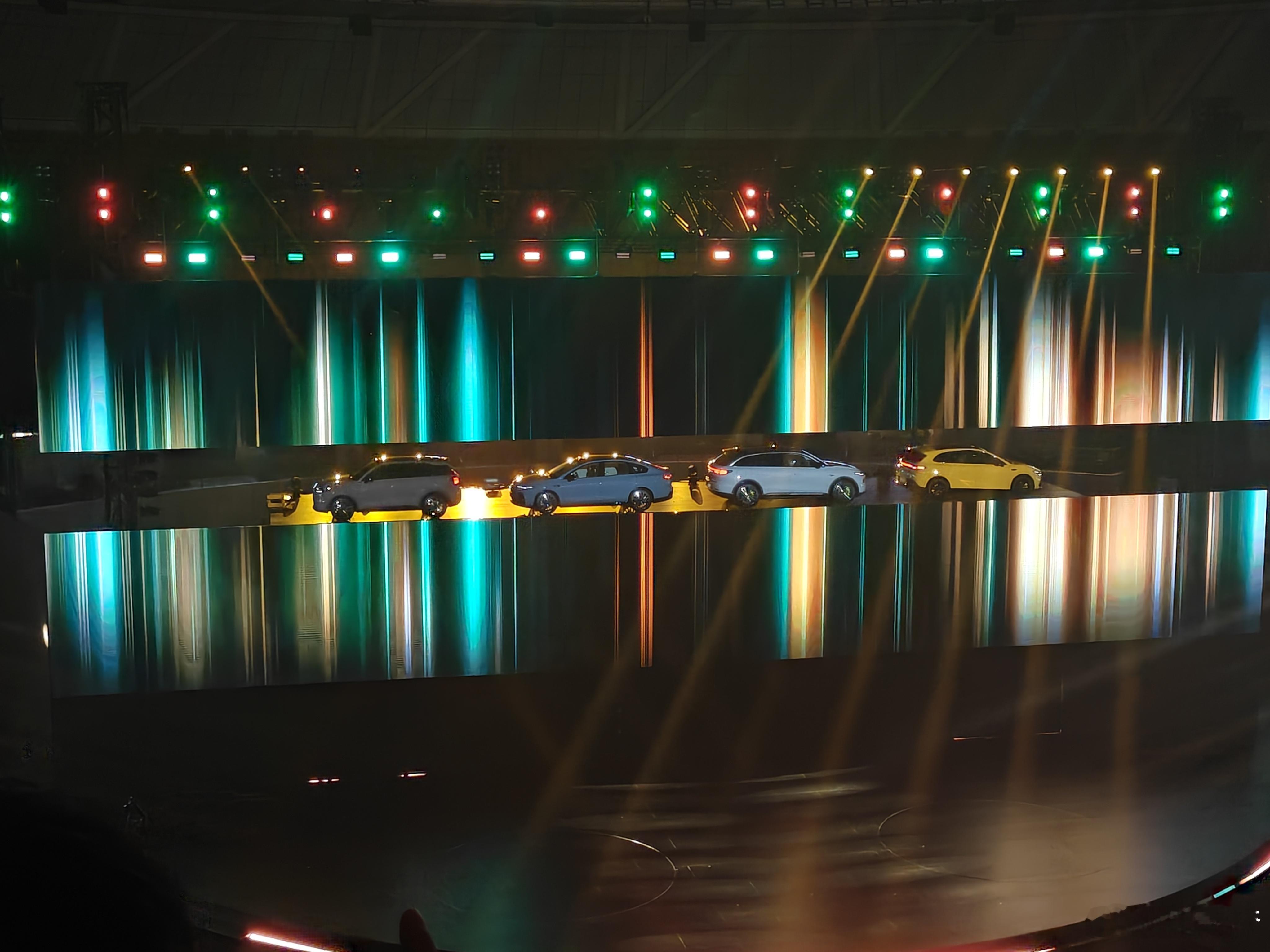 零跑也是好起来了，这个舞台效果好看(代表不便宜)下个十年零跑汽车目标年销400万