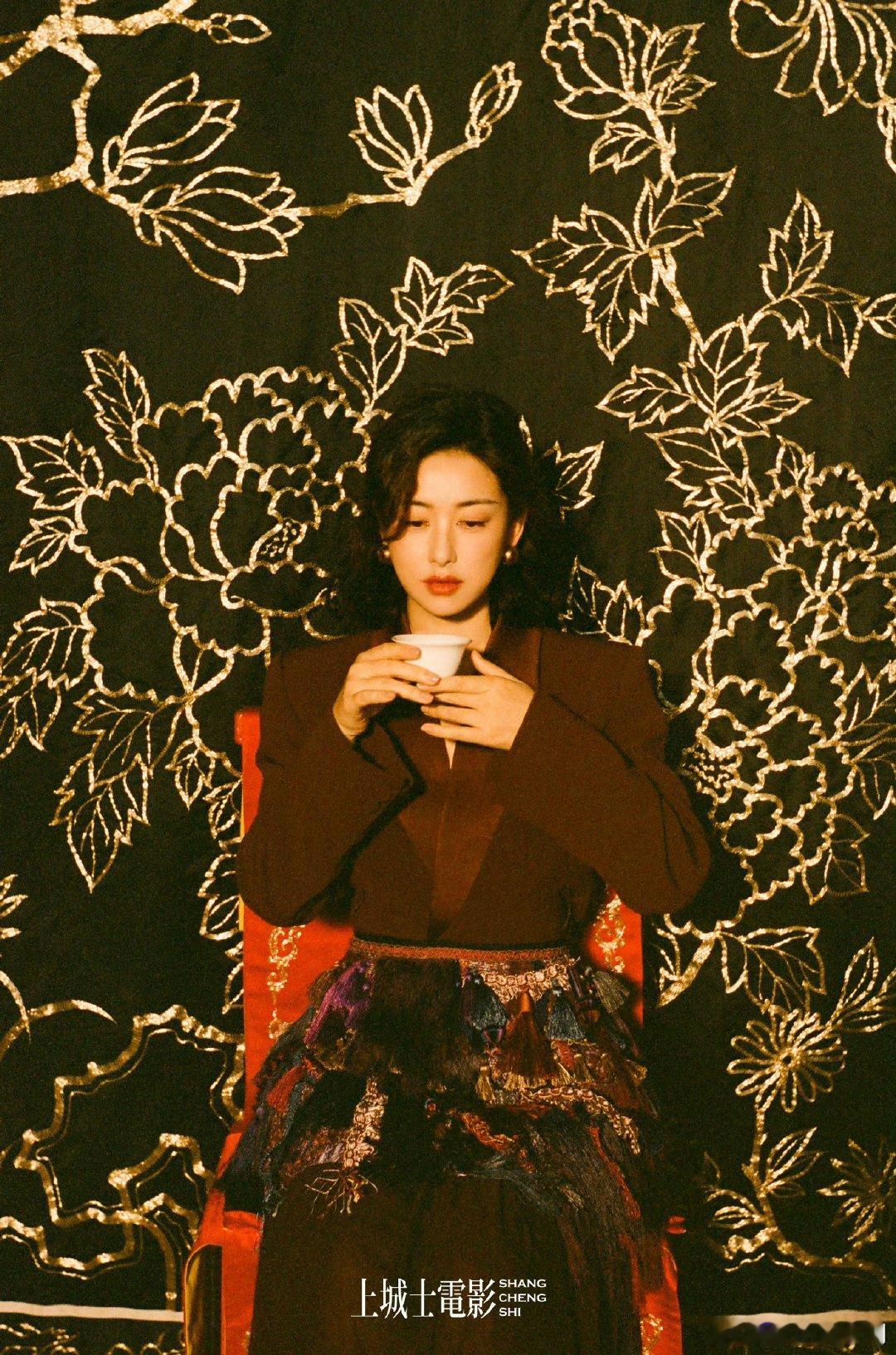 女儿扑倒妈妈，爸爸在旁使坏！朱珠的分享笑死人，这幸福的一家三口我先嗑为敬～