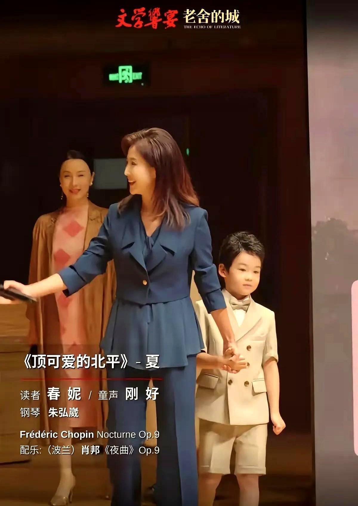 朗诵台上，七岁的男孩张口就是《将进酒》，掌声盖过伴奏。镜头切到徐春妮，她没笑，