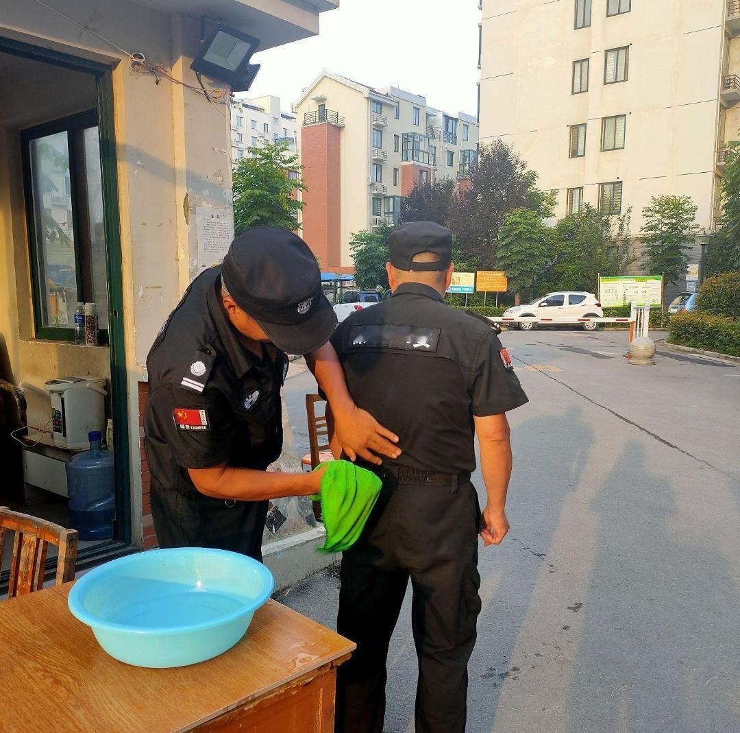 天气越来越热了。这对年龄大的保安将是一种严重的考验。为什么这么说呢？因为有些年龄