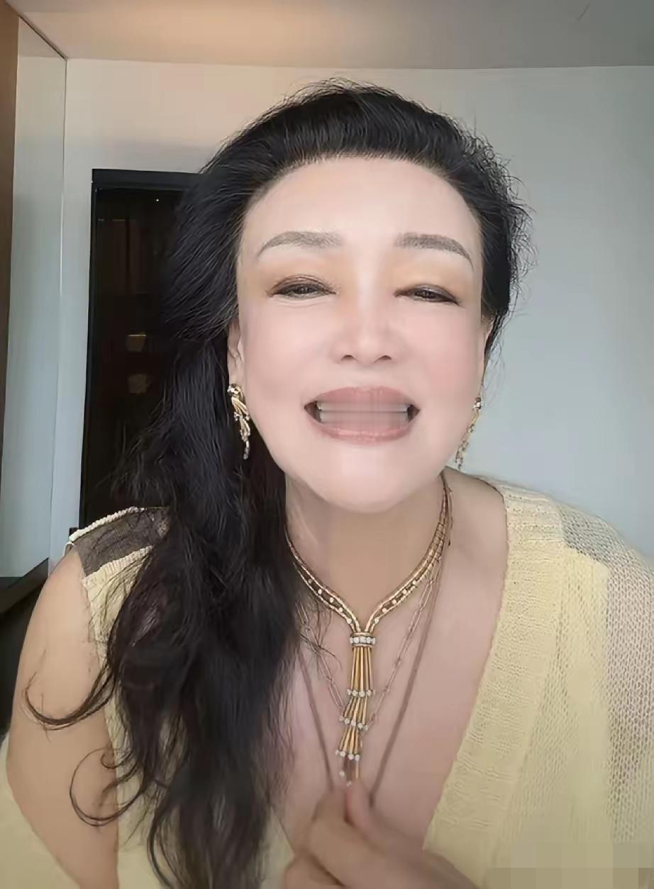 听到孙女这句话，兰姐心里肯定暖化了。玥儿在老师面前说，奶奶来了，奶奶可漂亮了