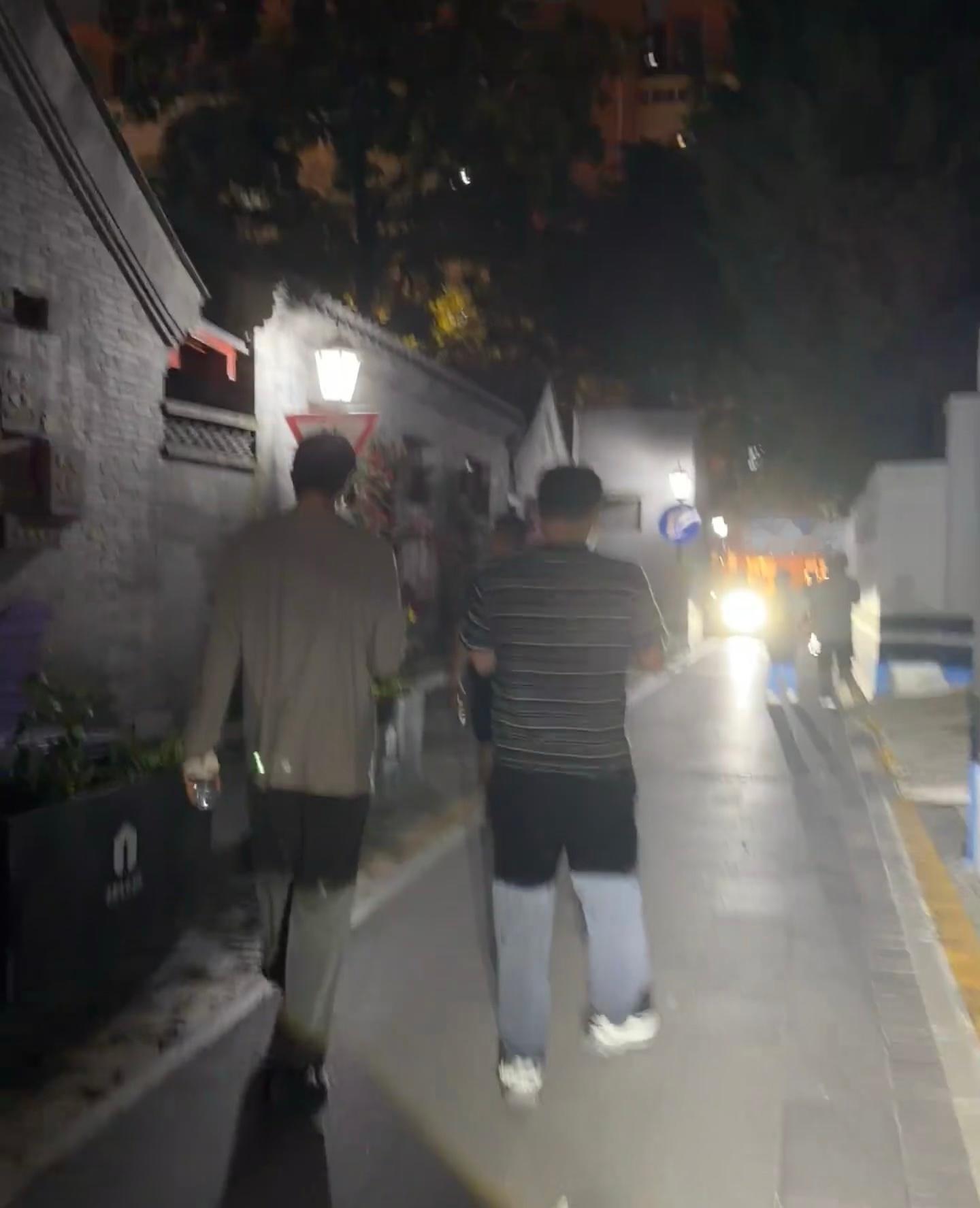 网友胡同口偶遇宋威龙偶遇宋威龙被助理否认网友在胡同口偶遇宋威龙和助理骑车询问之