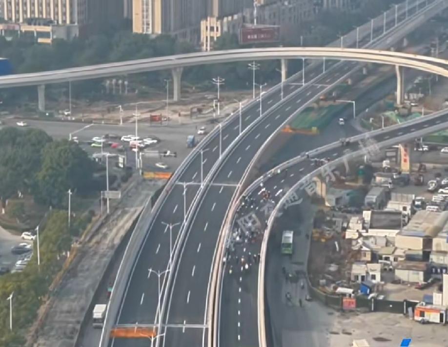 襄阳光彩立交桥31日通车，邓城大道交通迎重大升级备受市民关注的光彩立交桥确