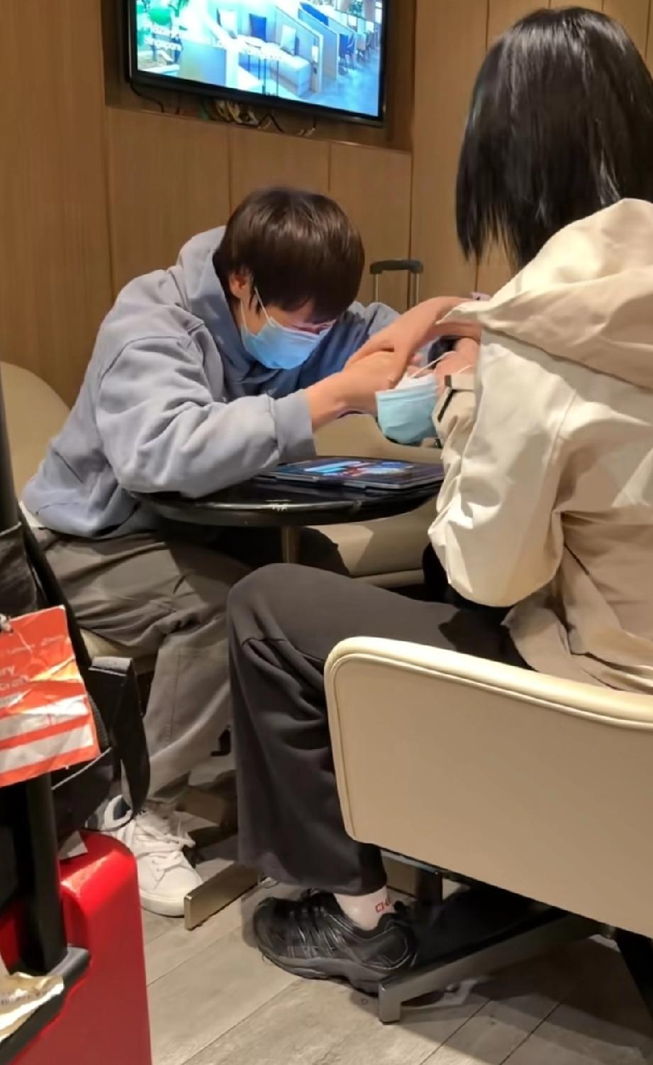 WTT香港年终总决赛比赛结束后回京，和徐奕陈熠在机场休息室打游戏，打输了就耍赖的