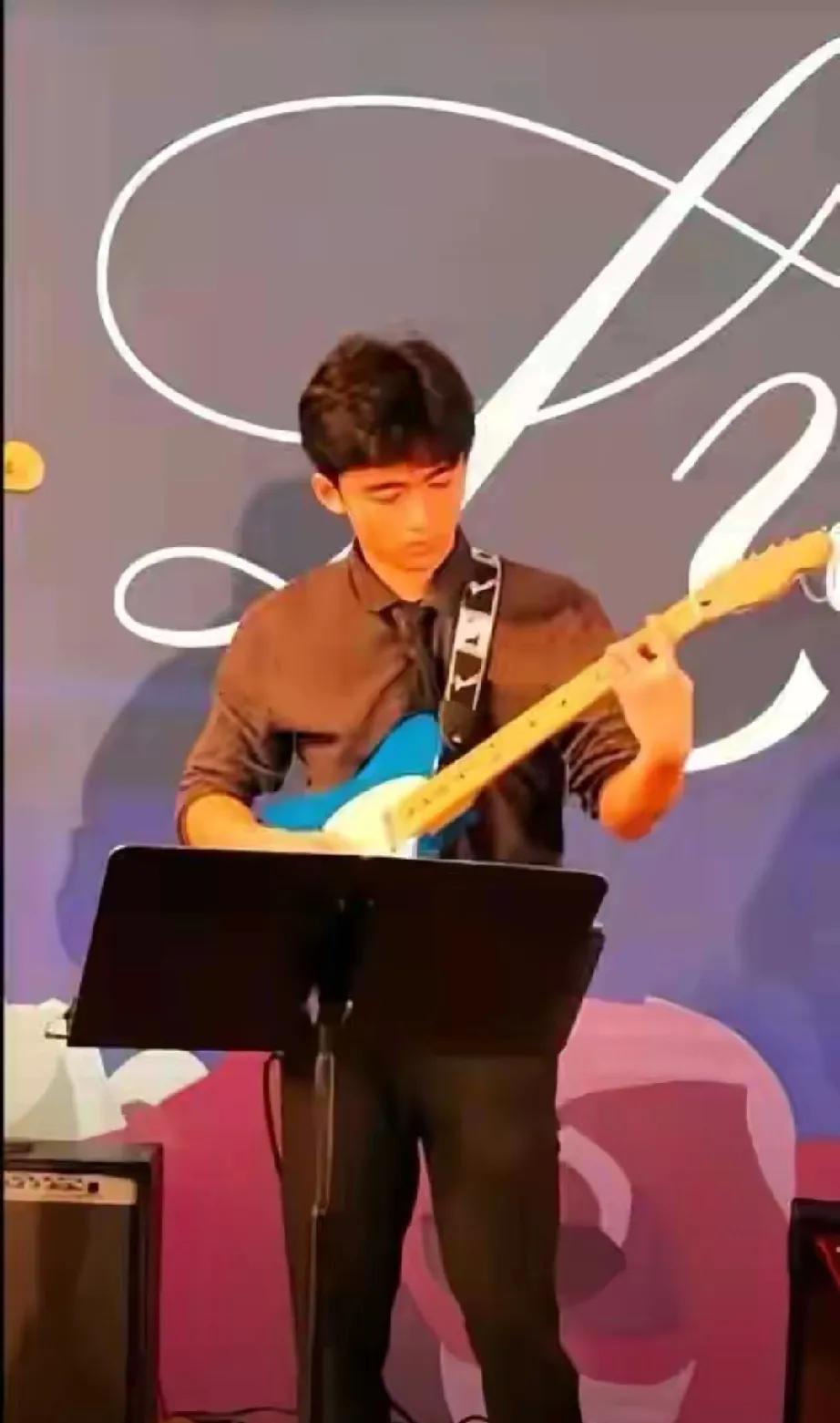 张柏芝大儿子谢振轩澳洲入学照帅翻全网！18岁的他没选表演，偏要追随父亲谢霆锋的音