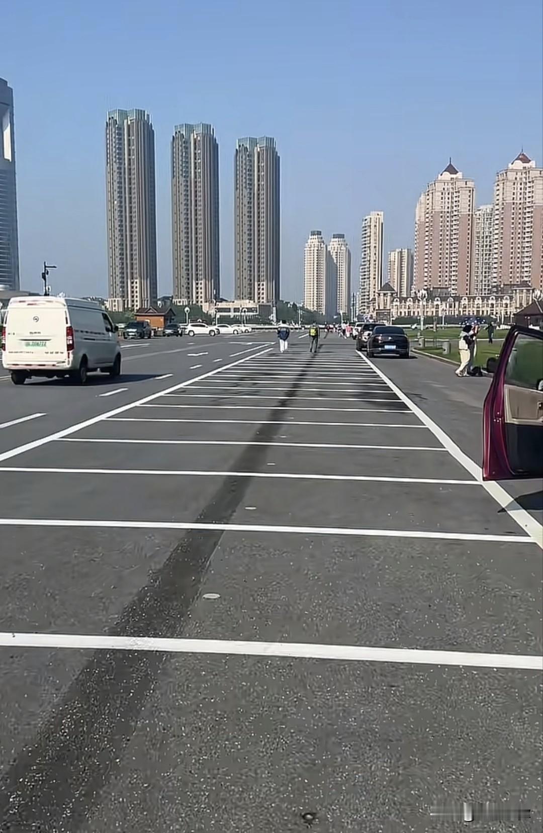 大连星海广场内圈新增“白色停车位”！是便民福利，还是“吃相难看”？旅游旺季将