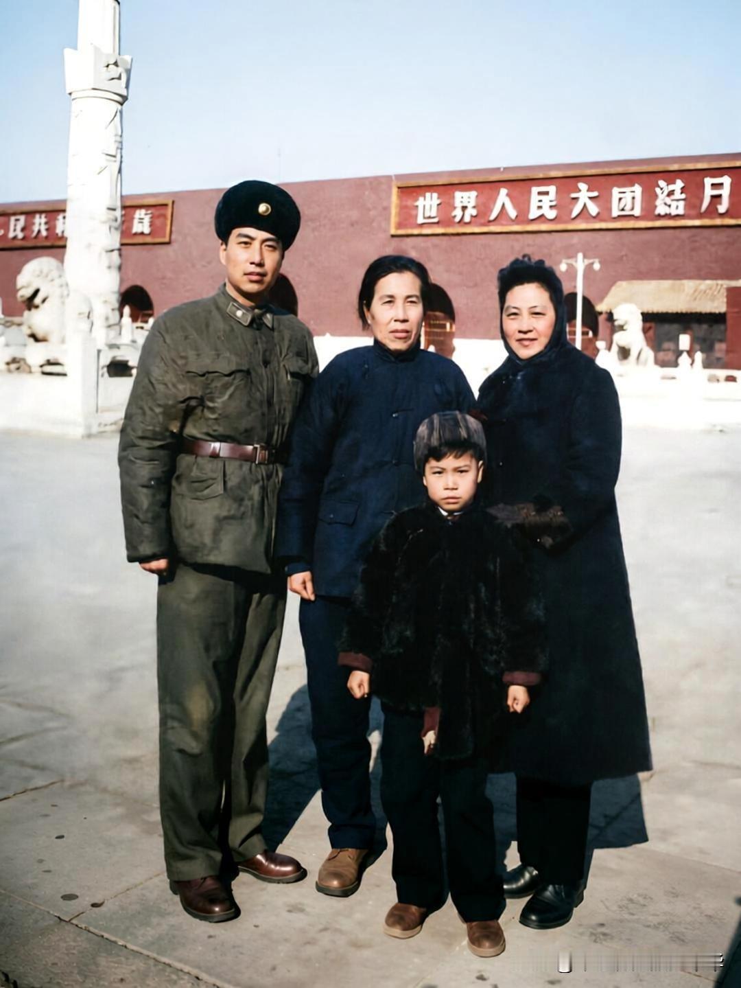 60年代北京珍贵合影！李双江最干净纯粹的青春追梦岁月这是一张拍摄于上世纪六