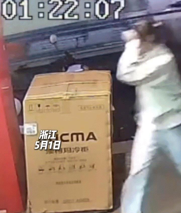笑不活。一男子深夜还在守着自家便利店，期间一女孩遮着脸进店购物。起初男子也警觉到