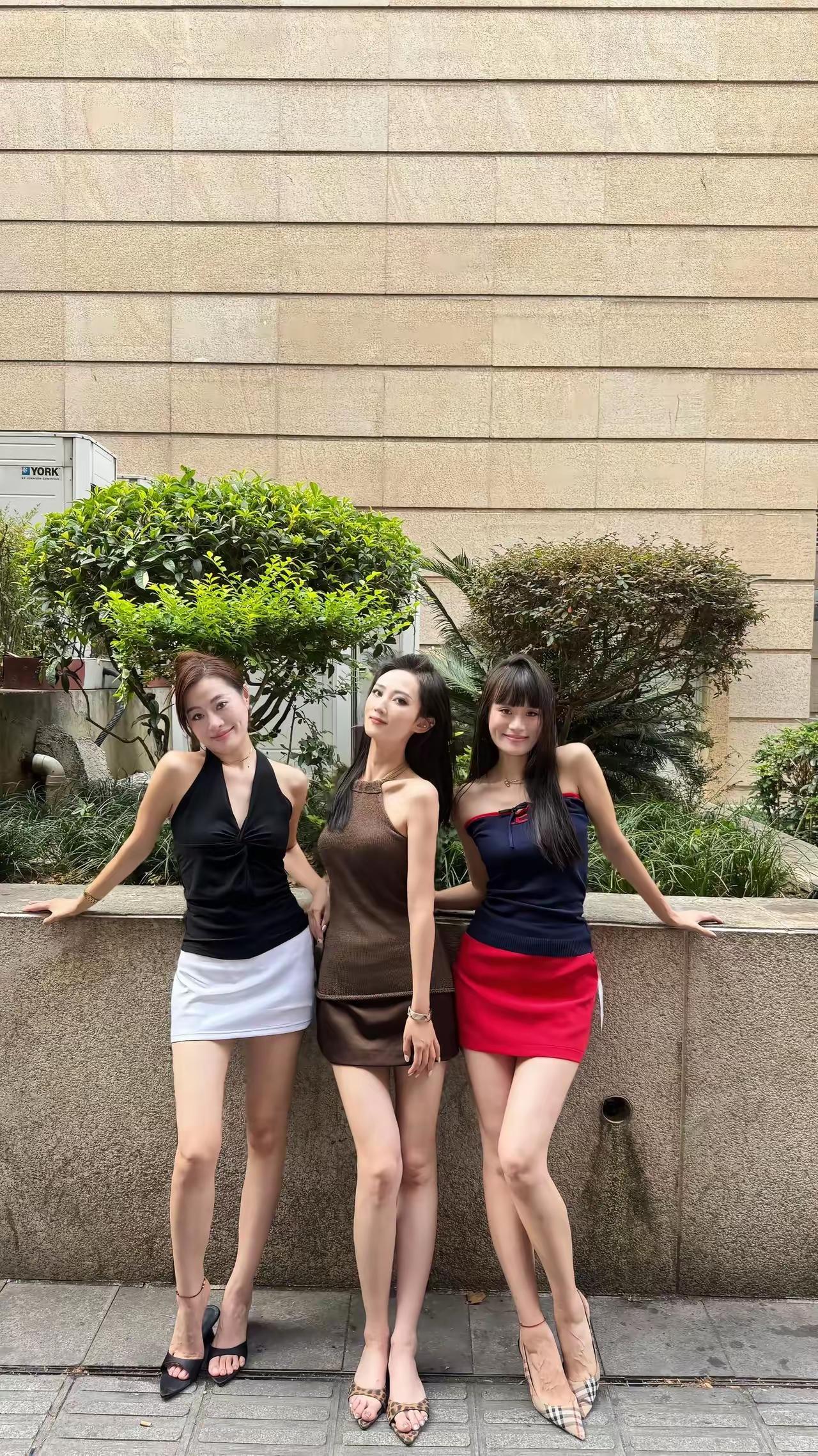 闺蜜团你喜欢哪位，有人喜欢右一的吗