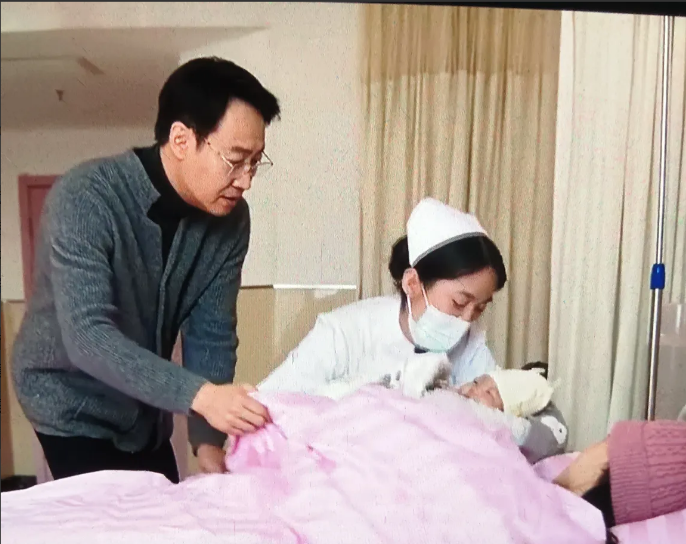 《护宝寻踪》最新剧情预告里，文雯的孩子出生了，穆见晖在医院陪着文雯，当护士把孩
