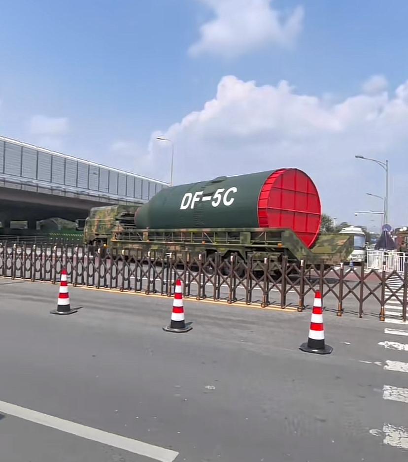 近距离看东风导弹（DF-5C），三段组合起来约32米多一点，直径约3.3米，最大