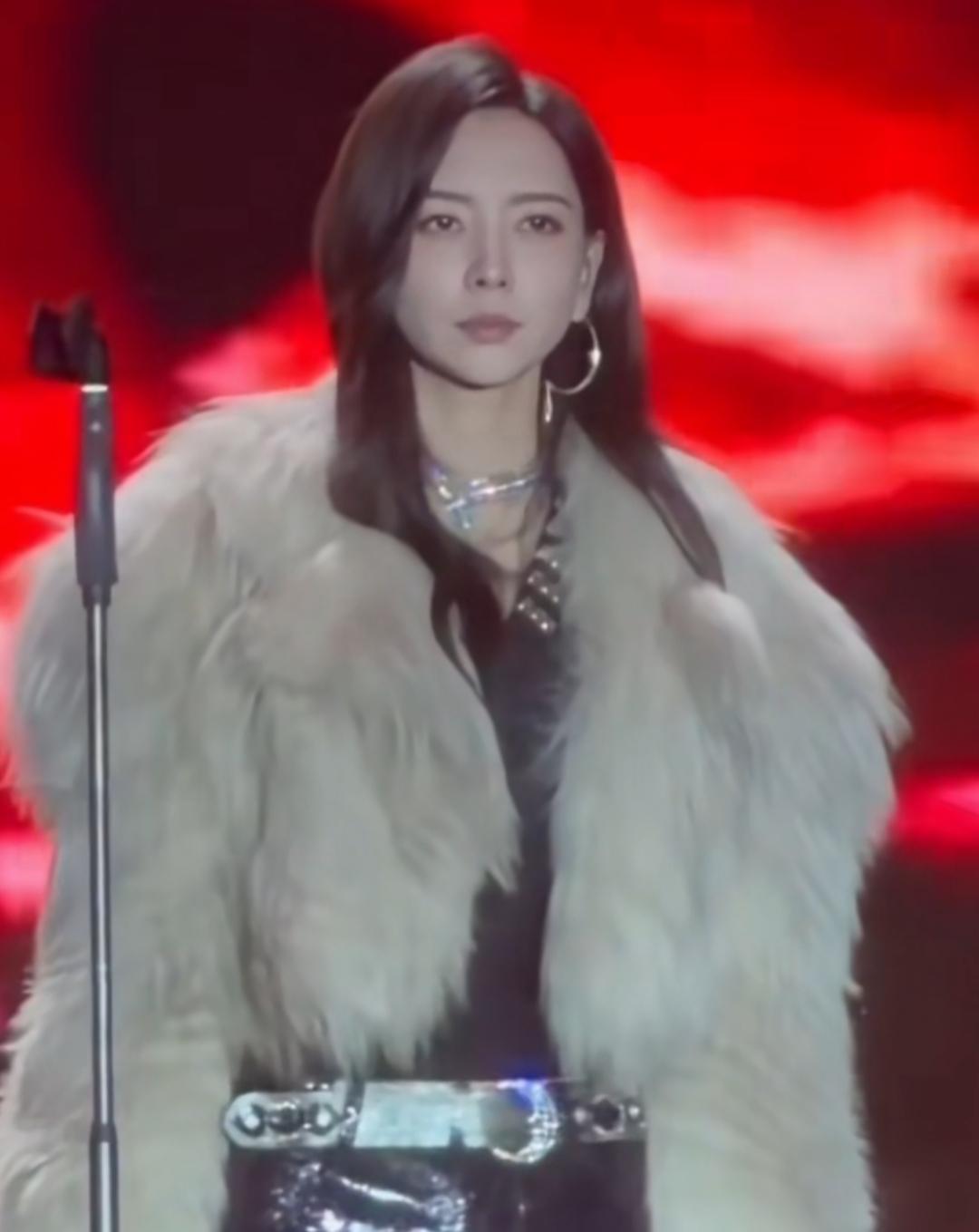 于文文明显感觉身体不适，她转过身，努力保持身体平衡，蹲下去时，露出了腰部！要