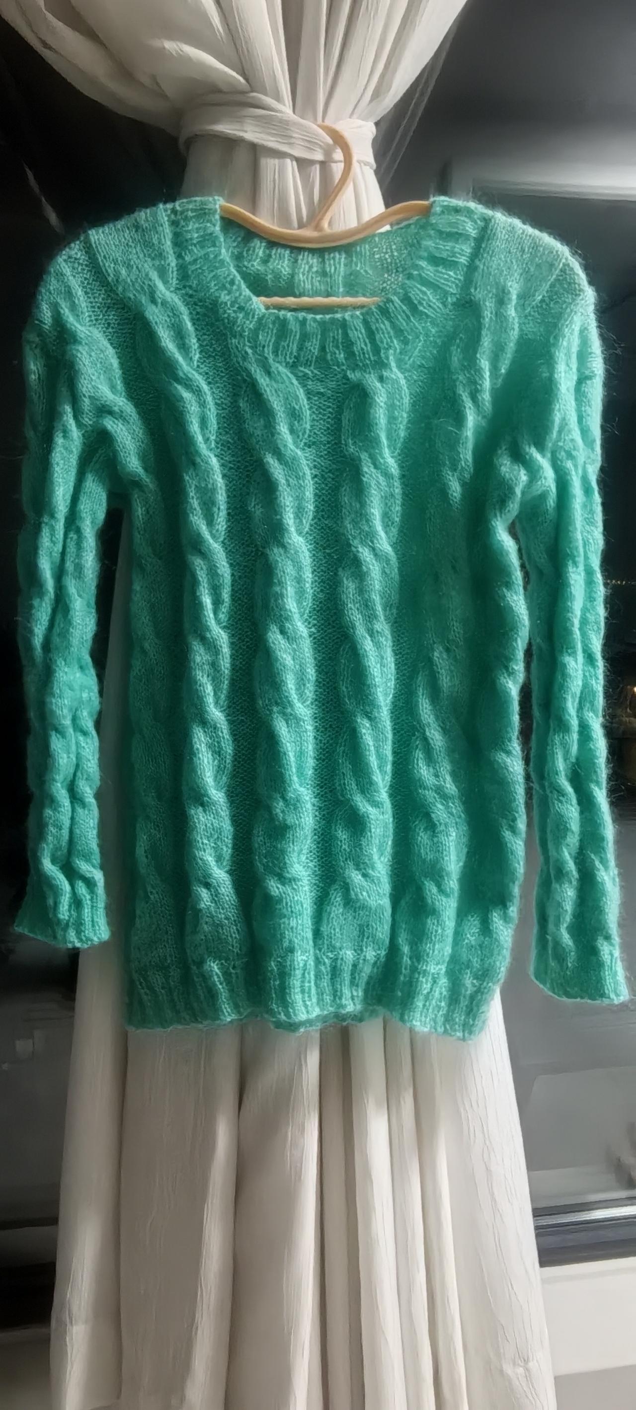 别人出去旅游玩乐我在编织毛衣，别人社交和狐朋狗友聚餐喝茶我在编织毛衣，我觉得旅游