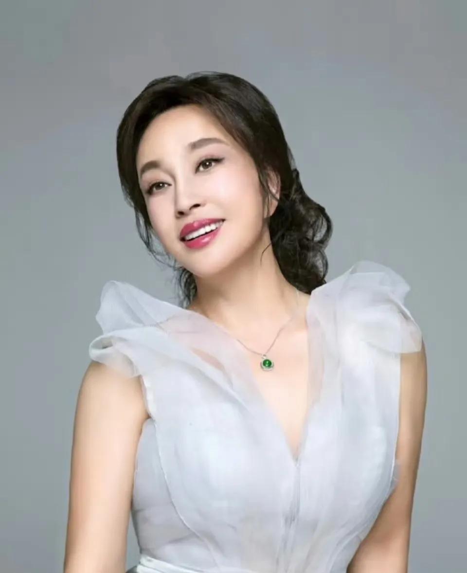 时代终于赶上了刘晓庆，这句话含金量还在上升。2001年刘晓庆接受采访，就吐槽王家