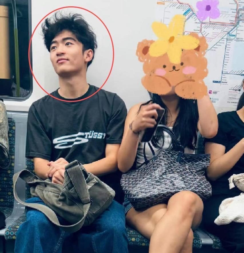 谢霆锋大儿子在澳洲被偶遇，一张路人随手拍，把传了两年的那个离谱谣言，连根刨了。