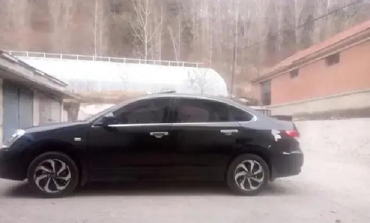 表姐除夕前夜带着俩姨妈堵门劝分，32岁儿子全程沉默，只回一句“我要被尊重”凌晨三