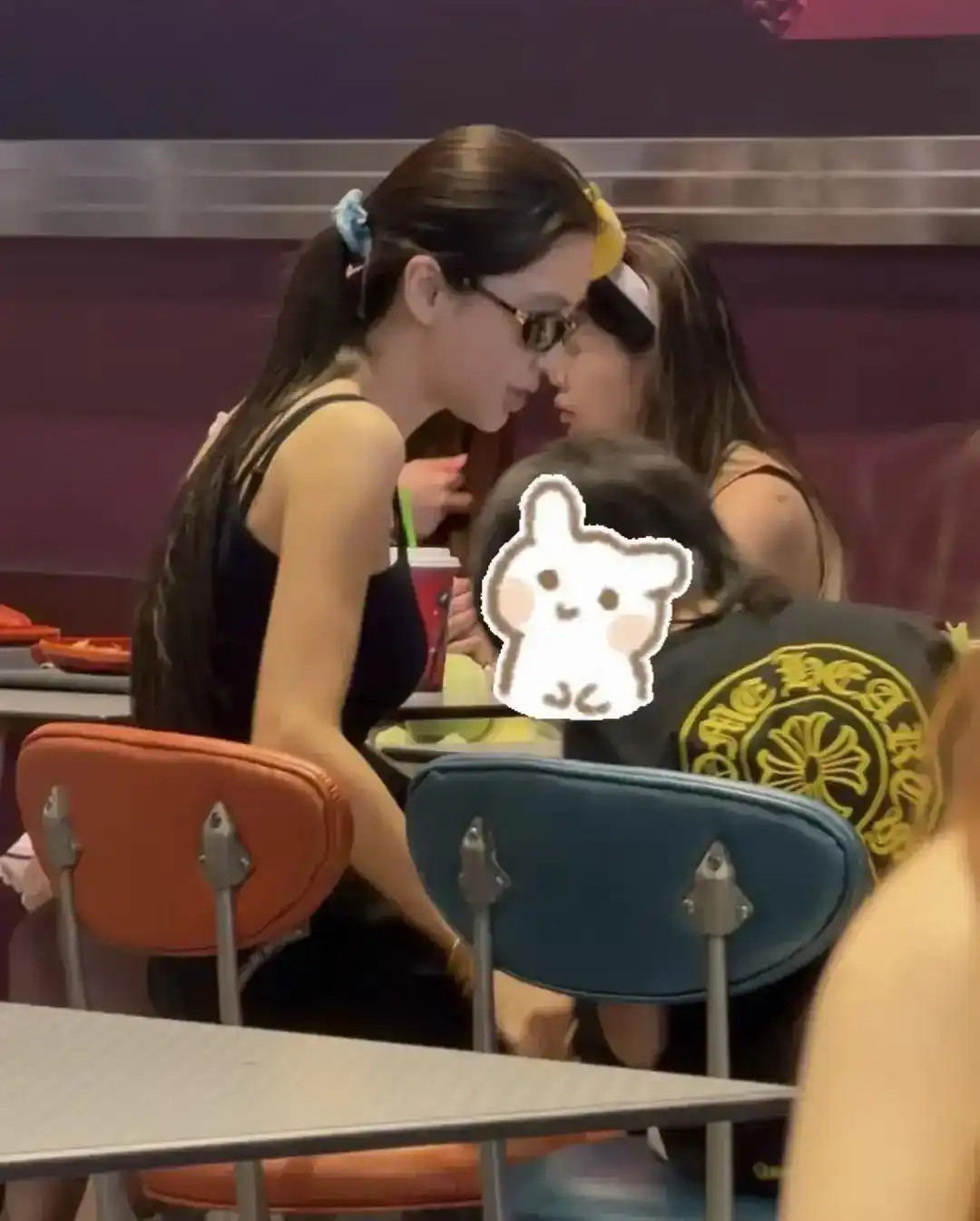 Angelababy带儿子现身香港迪士尼，白得发光瘦得离谱，这场低调出街像极了形