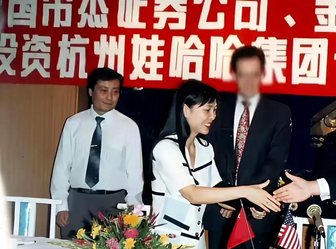 上世纪，娃哈哈的宗庆后带领杜建英前往香港开拓市场，杜建英代表公司与美方代表进行签