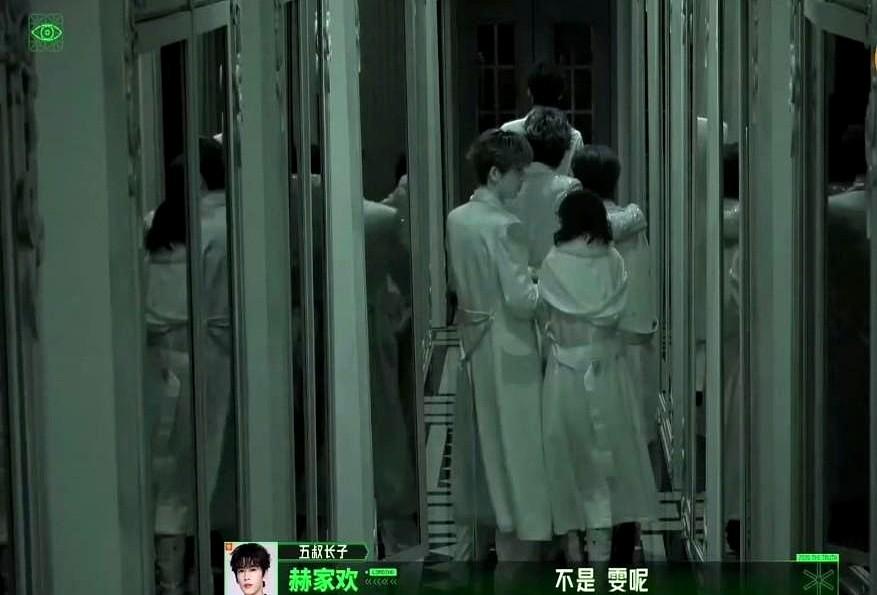 金靖道歉，张凌赫这个动作，戳中了多少人的泪点。黑暗里，王玉雯抱着膝盖哭到发抖