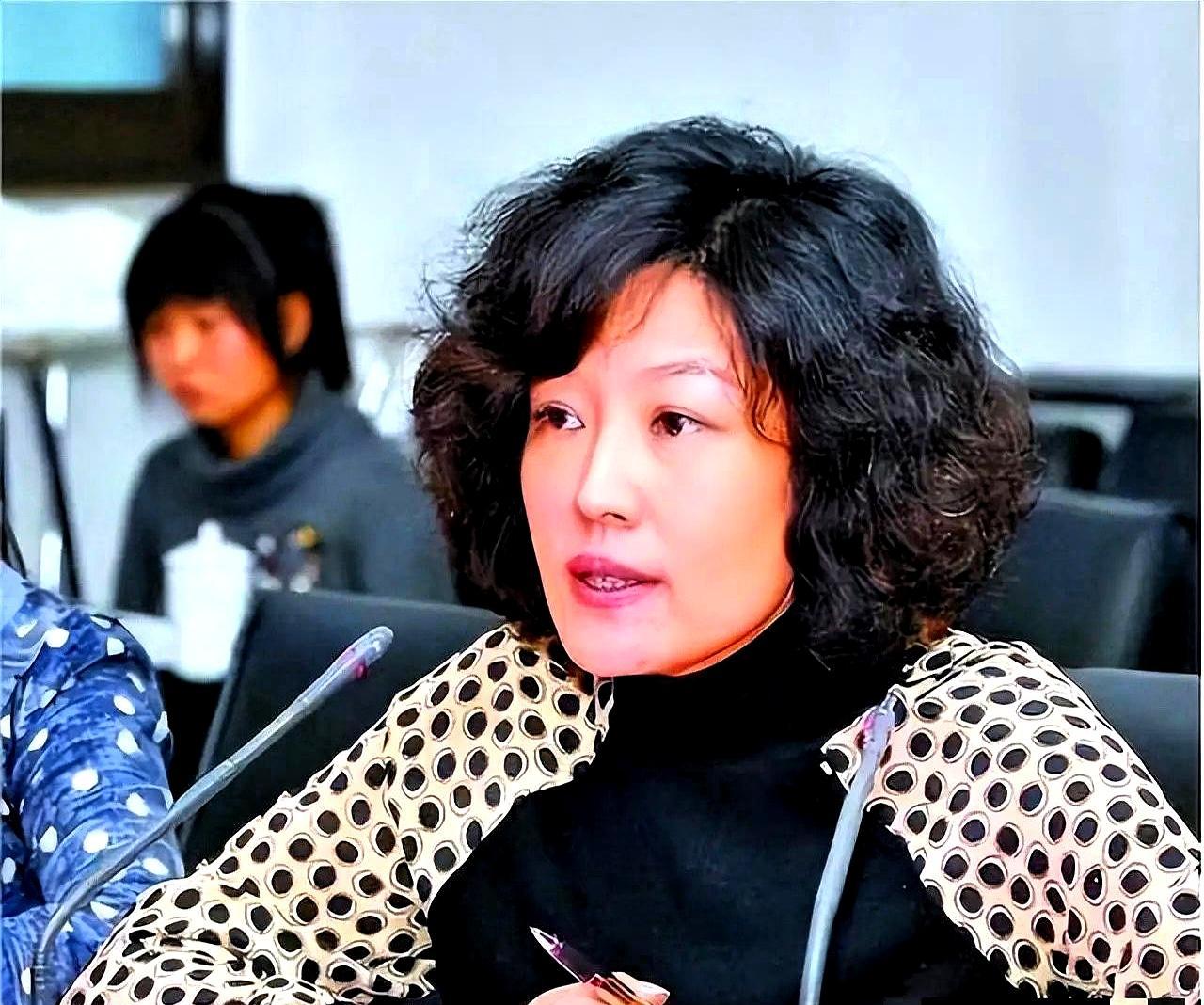 真正让哈文退出春晚导演位置的，不是上级领导，而是千家万户同时按下的遥控器关机键。