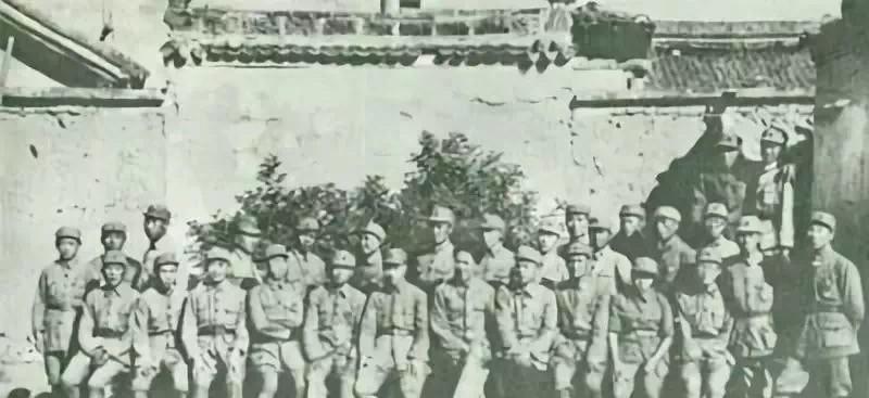 1938年，参加井冈山斗争的部分同志在延安一排：左二谭冠三，左三谭政，左四滕代远