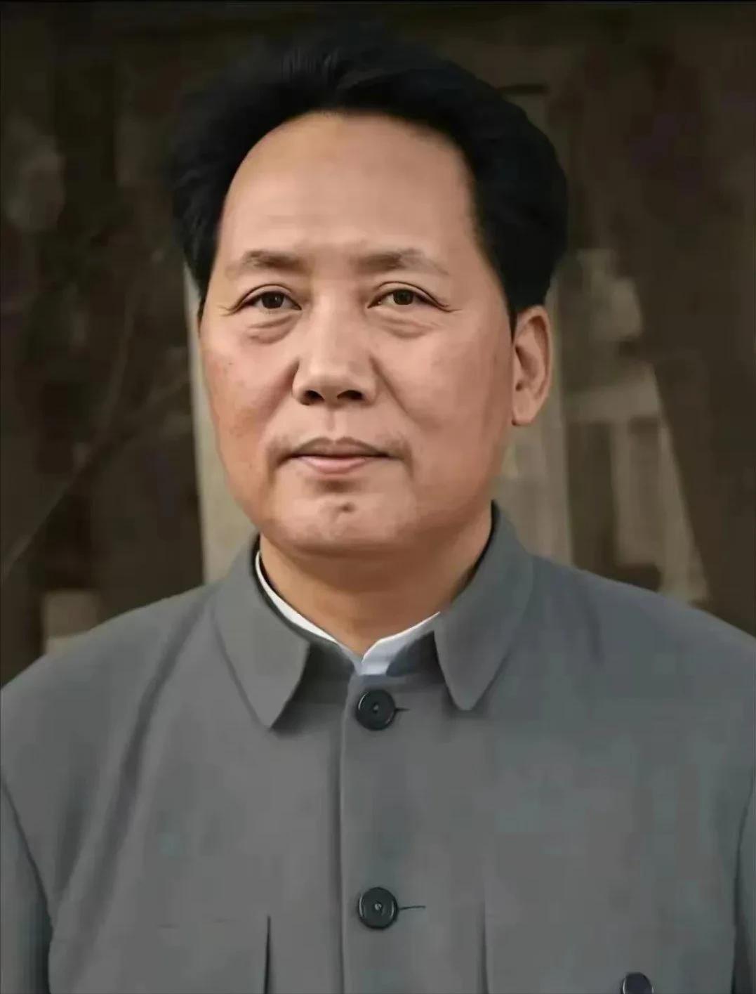 这是主席55岁真实的模样，英姿勃发，帅气逼人，主席的相貌无人能比，浓眉大眼，天庭