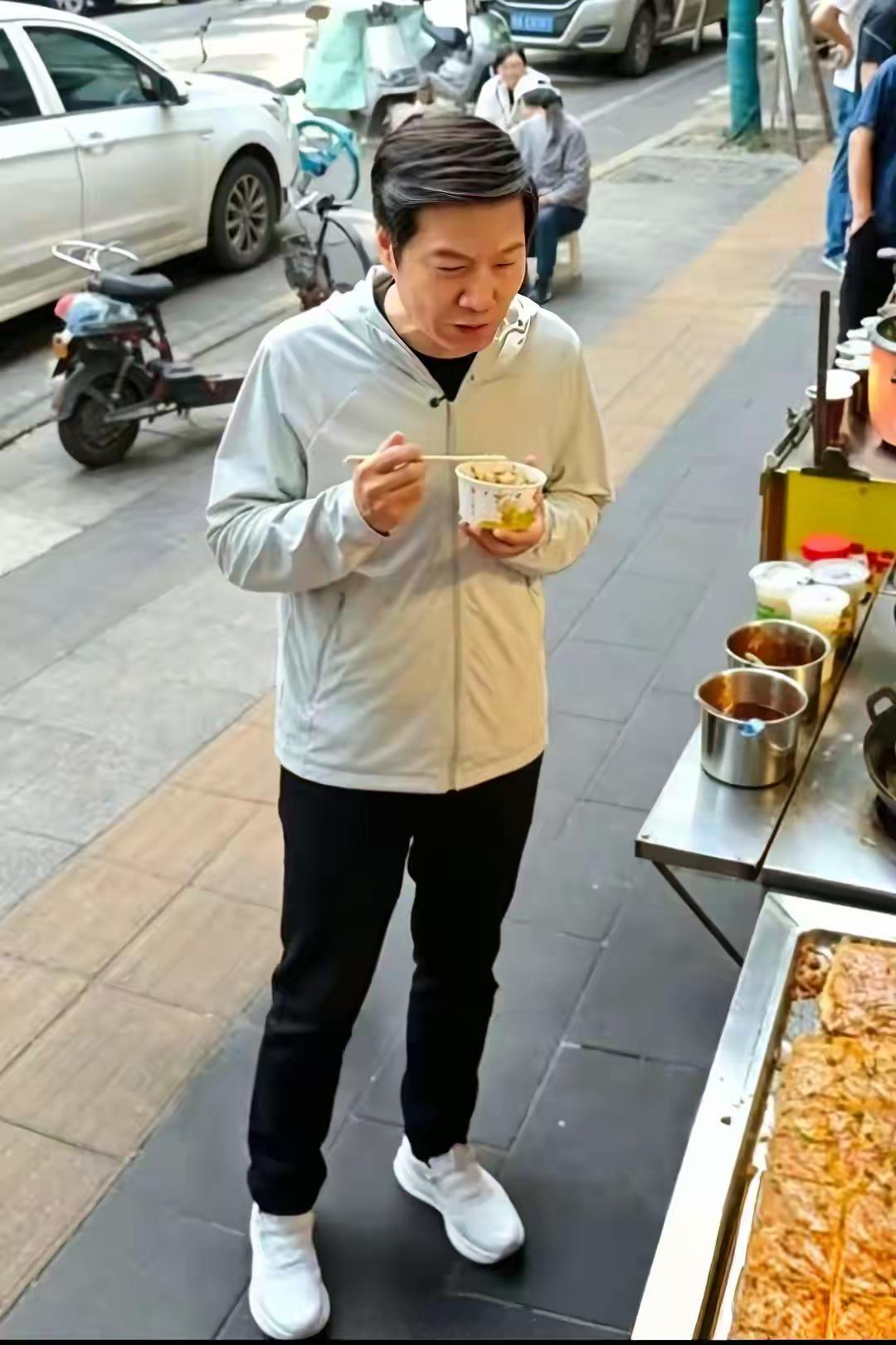 雷总武汉“过早”火了！这样看雷军，无论如何也想象不到他身价百亿吧？
