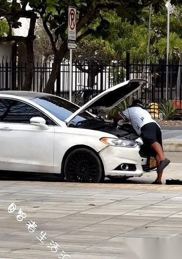 这种“视觉欺诈”最近在网上闹得挺狠。起初，你盯着屏幕里那个老外，觉得他只是在正