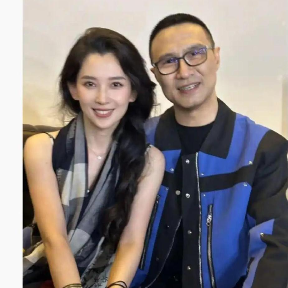 汪峰悄悄退出合伙公司，清空过往痕迹不发声，一年多轰轰烈烈恋情背后藏着难言真相几