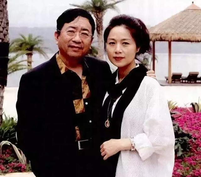 1992年，余秋雨二婚娶了小16岁的黄梅戏演员马兰，洞房花烛夜，余秋雨向妻子提出
