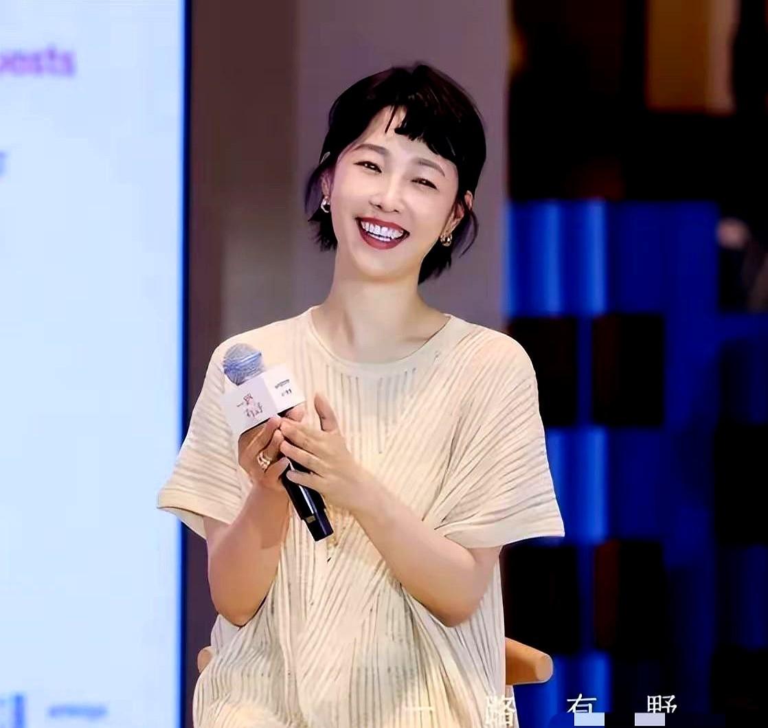 千万别轻易尝试“狗啃刘海”，除非你有白百何的骨相。最近，白百何在社交平台晒出