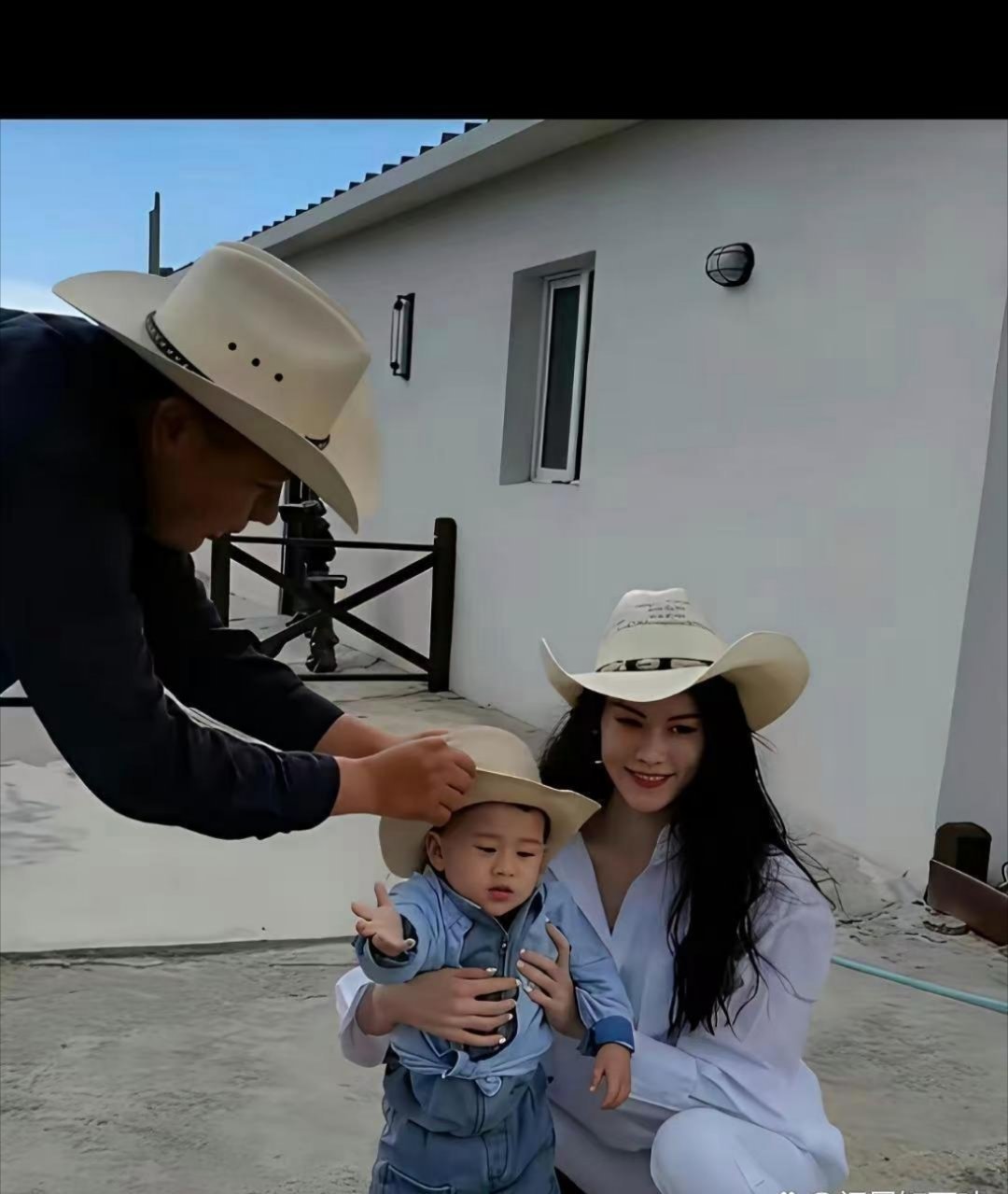 陈伟霆大儿子正脸曝光啦！何穗打扮得可洋气了，带大儿子出去旅游，行程里不...