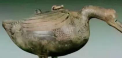 一老太带着一只铜“鸭子”去鉴宝，老太说这个是祖传青铜器，要价100万人民币，专家