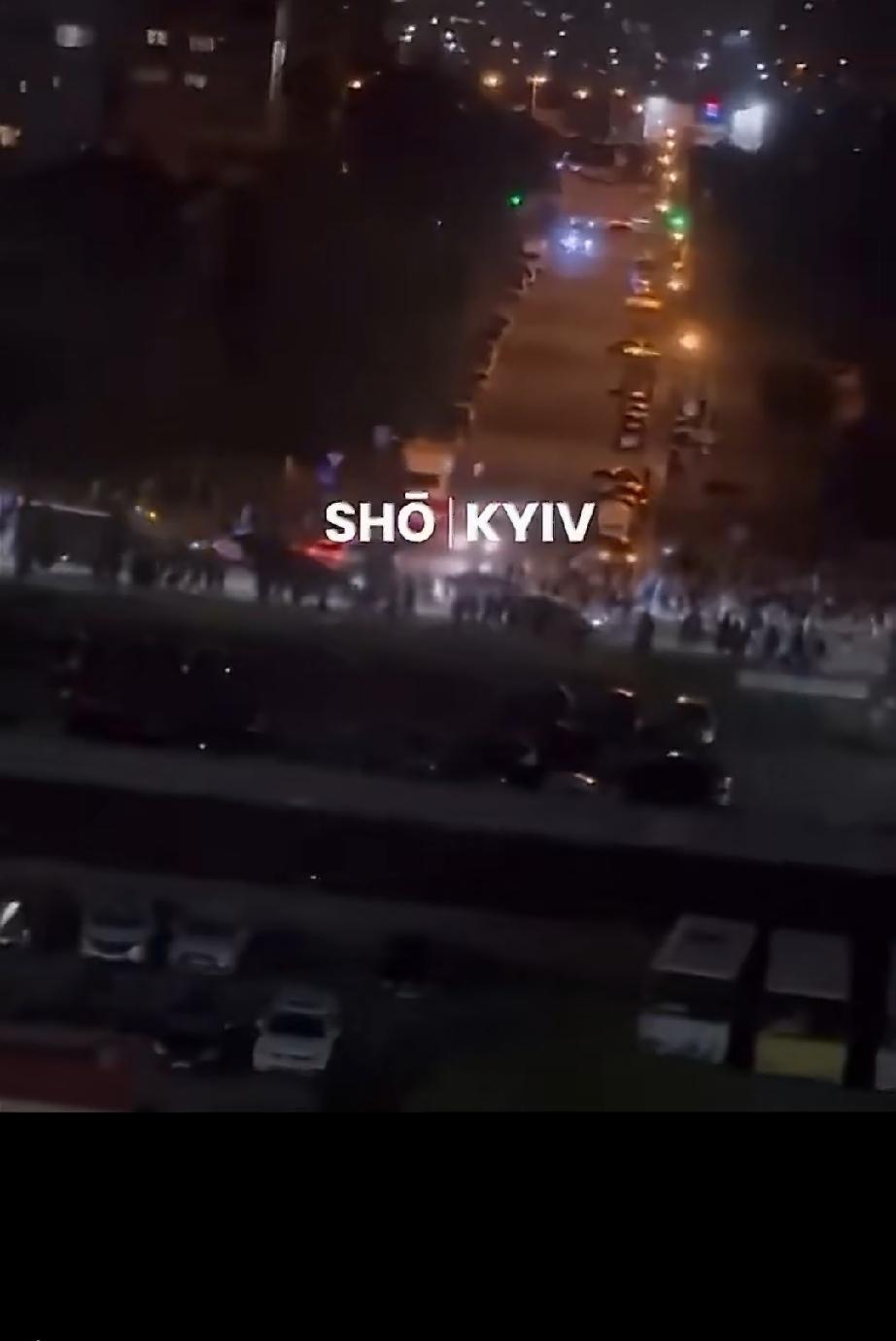 欧美媒体从来不报道这些事!乌克兰基辅人举行自发性“兵役制度改革”的抗议游行活动。
