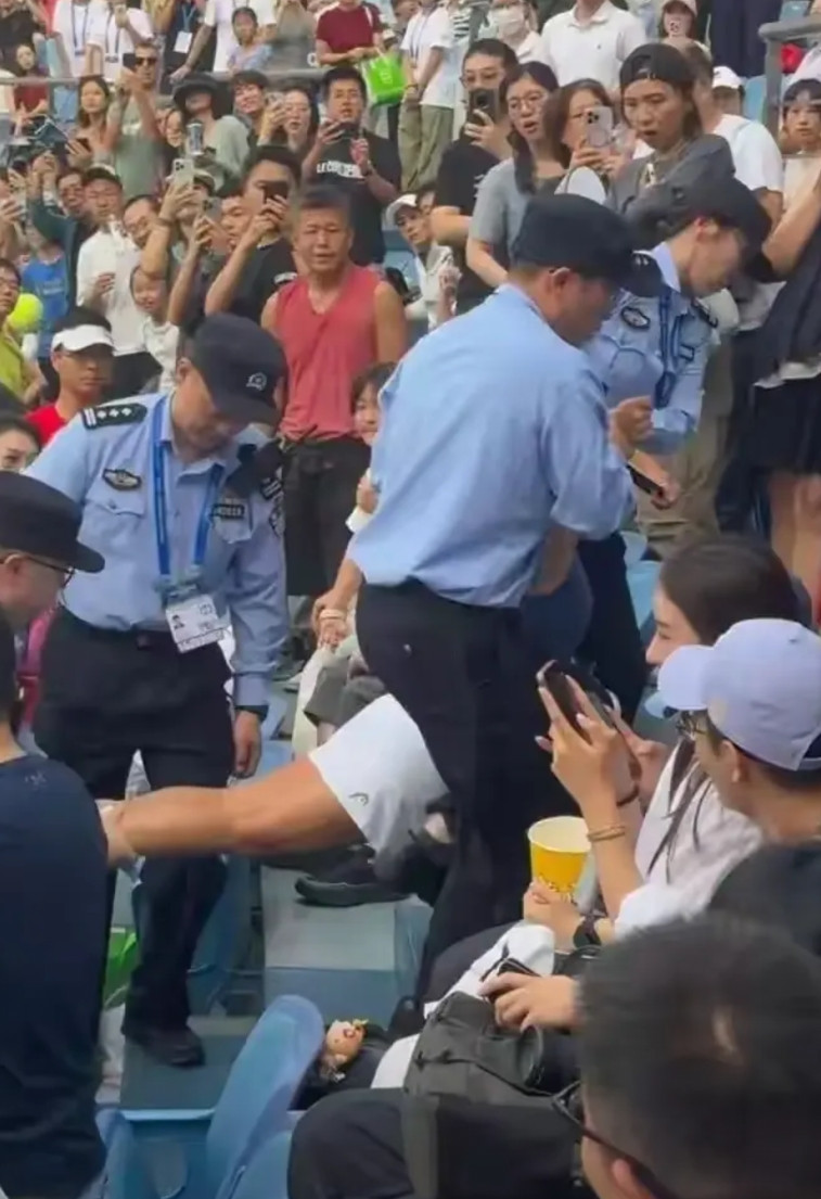 上海网球公开赛比赛现场大喊大叫的外籍女子处理结果，大快人心上海网球公开赛场馆内