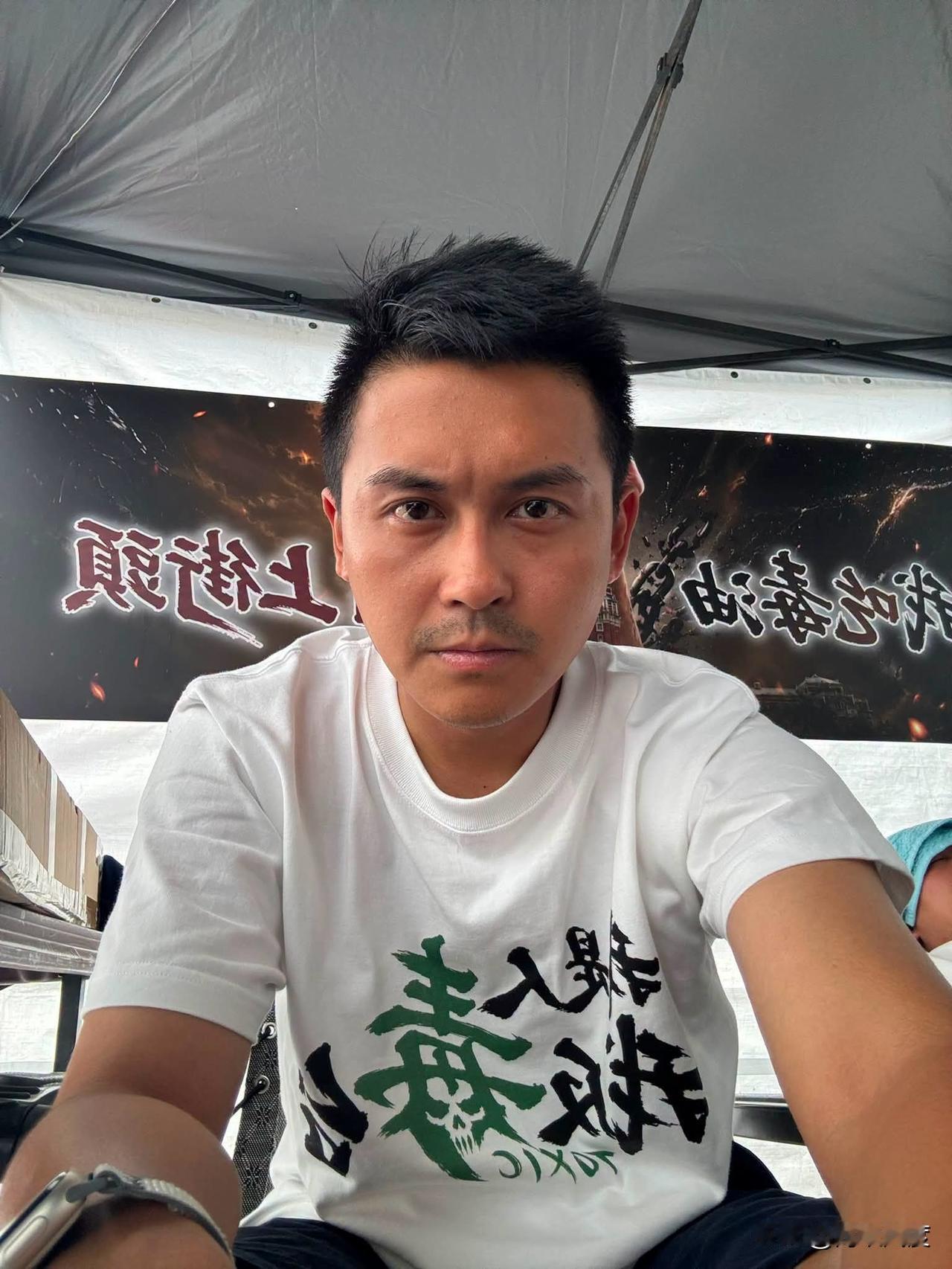 绿媒疯狂转载何元楷对媒亲口“证实”离开镜头是“单纯吃东西”！青鸟政客讪笑：原来玩