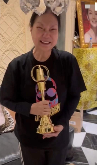 真的是太细节了！徐妈妈家里客厅里摆放的是大S的照片。近日小s发文庆祝自己