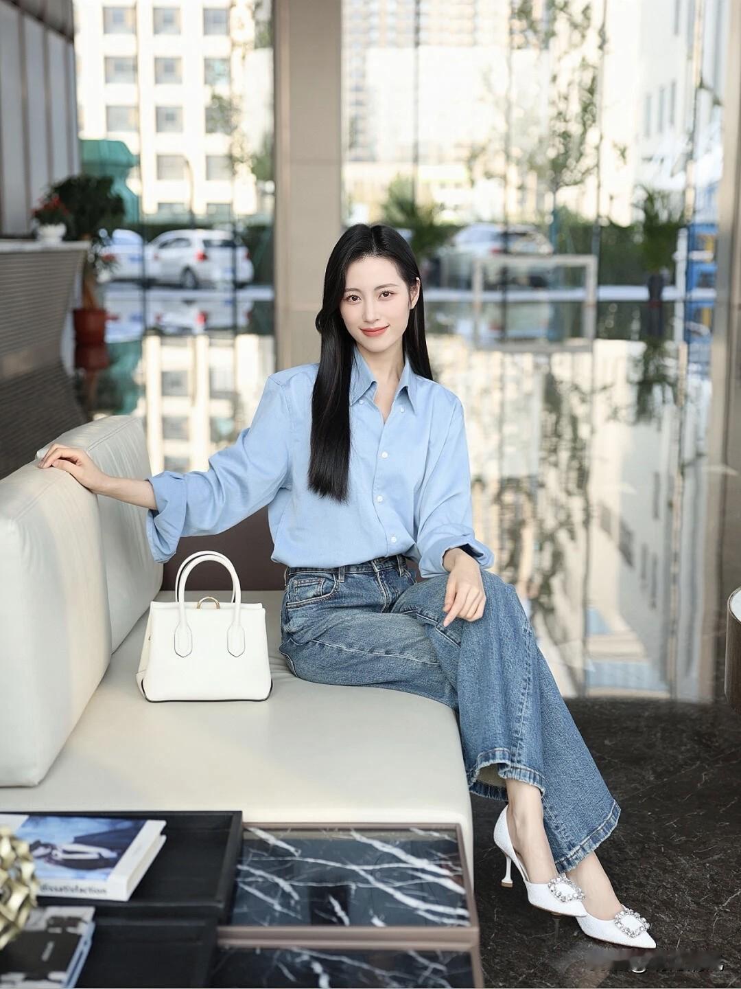 牛仔裤拍照我悟了！原来一双高跟鞋才是灵魂翻到旧照片，发现穿牛仔裤最显气质的姿