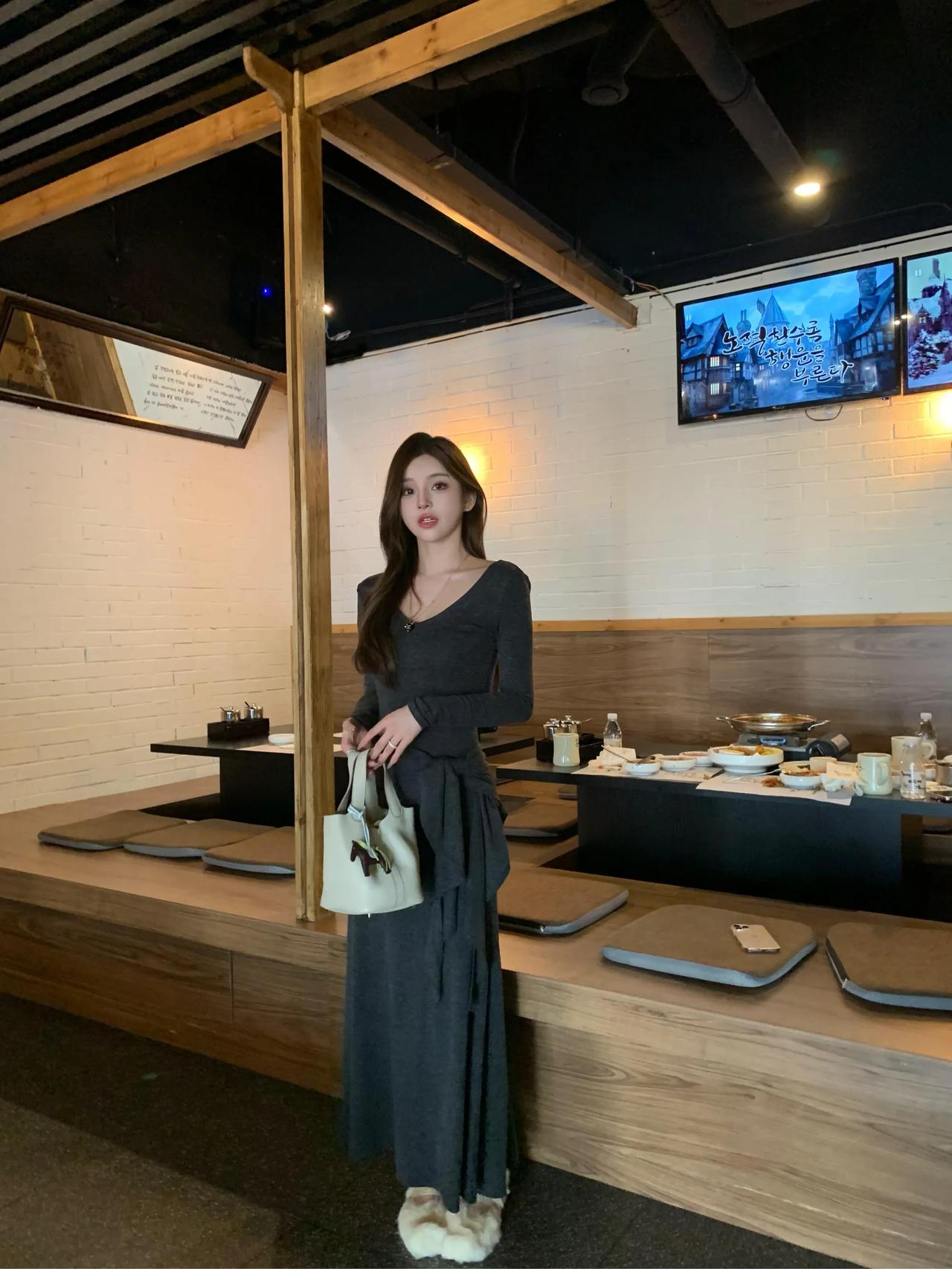 在温馨的餐厅里，优雅地享受晚餐时光。🍽️💃🏻